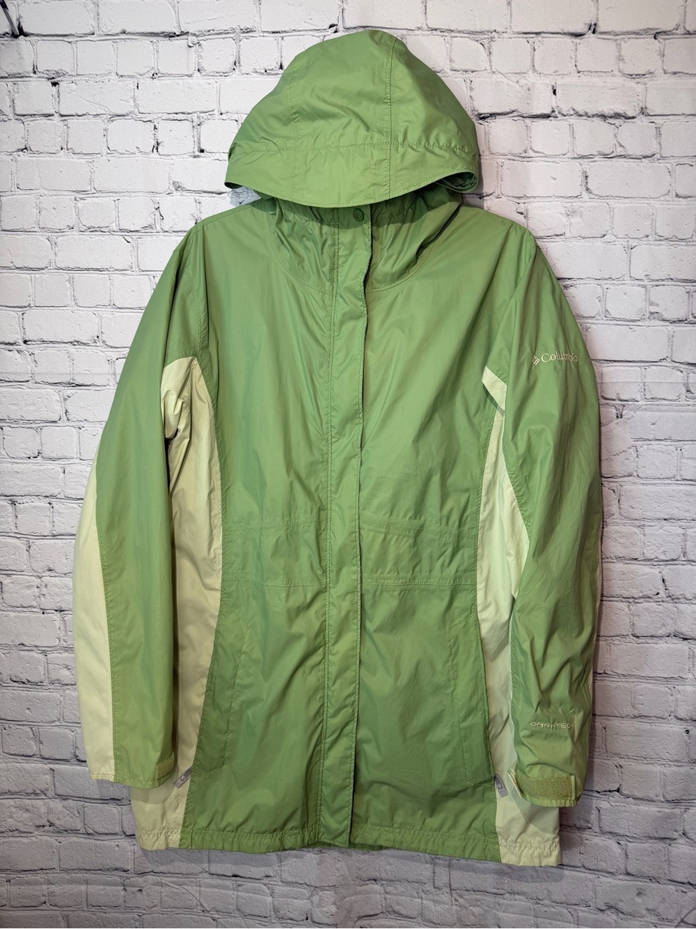 Columbia Sportswear women’s hooded rain jacket/windbreaker in light green, large